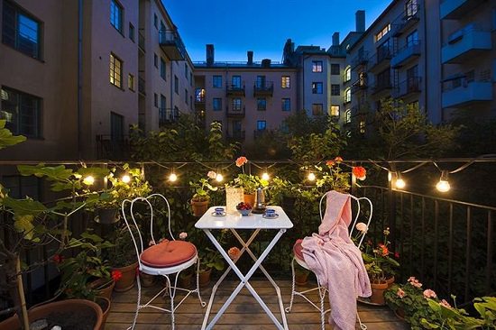 How to Create a Romantic Balcony Garden