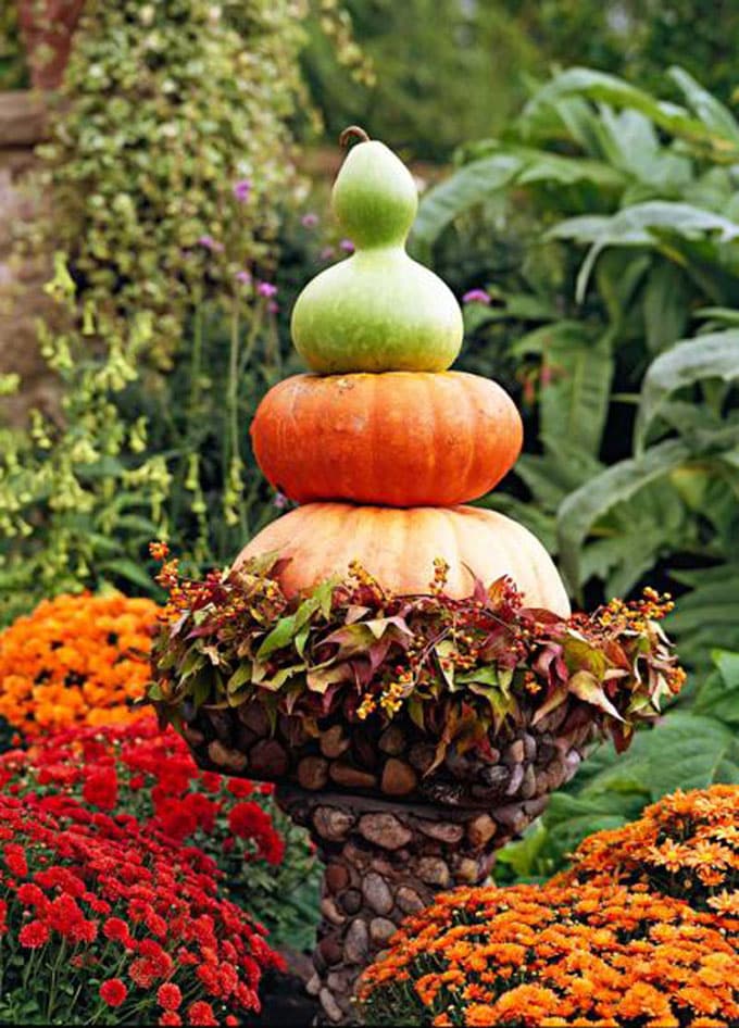 stacked pumpkin ideas for fall outdoor decorations